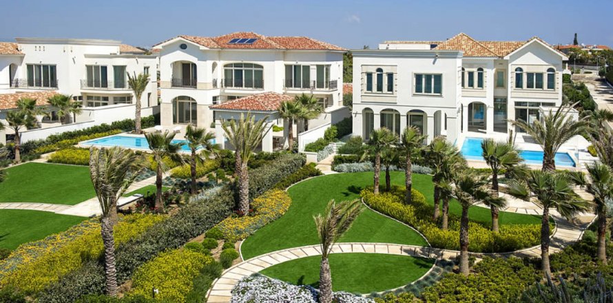 5 bedrooms Villa in Larnaca, Larnaka,  No. 38242