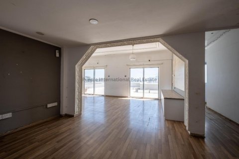 3 bedrooms Apartment in Larnaka, Cyprus No. 37702 3