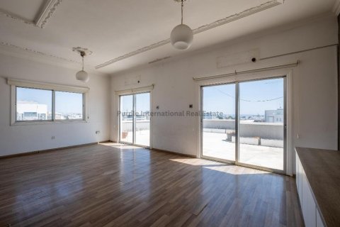 3 bedrooms Apartment in Larnaka, Cyprus No. 37702 4