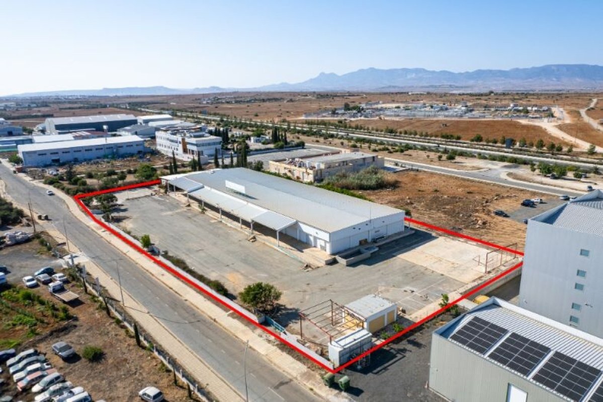 2675m2 Propriété commerciale à Nicosia, Chypre No. 37983