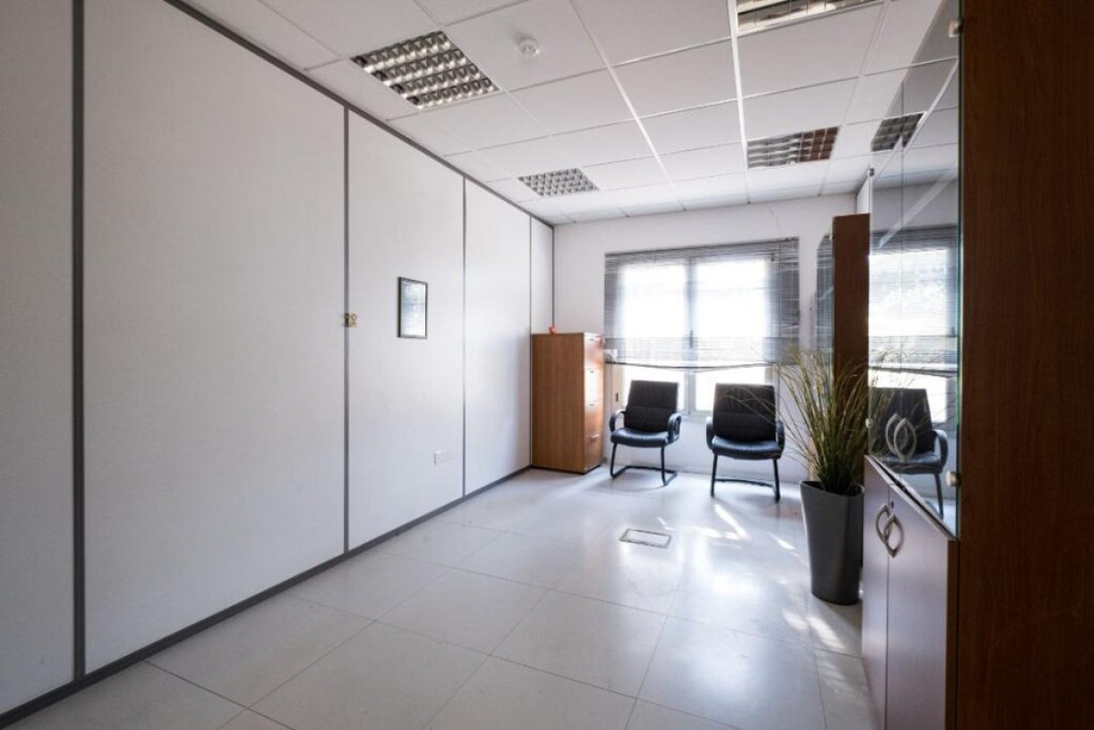 2675m2 Propriété commerciale à Nicosia, Chypre No. 37983