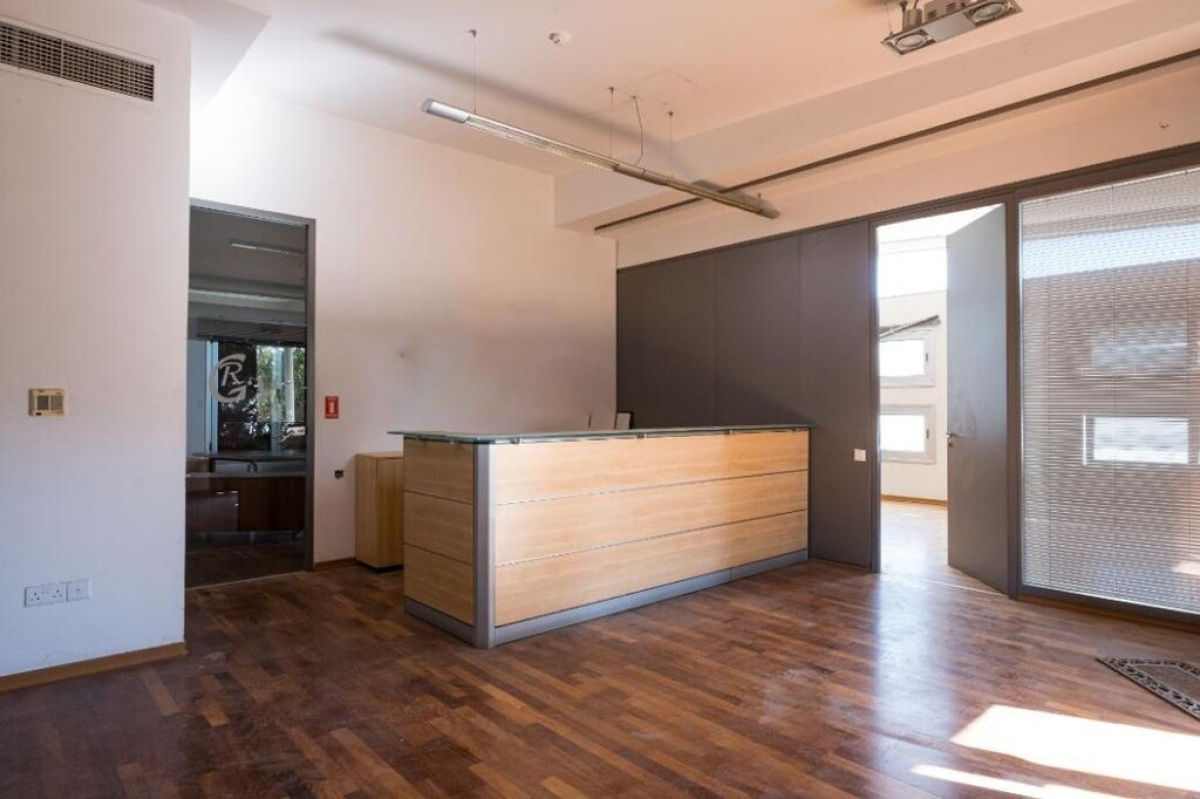 2675m2 Propriété commerciale à Nicosia, Chypre No. 37983