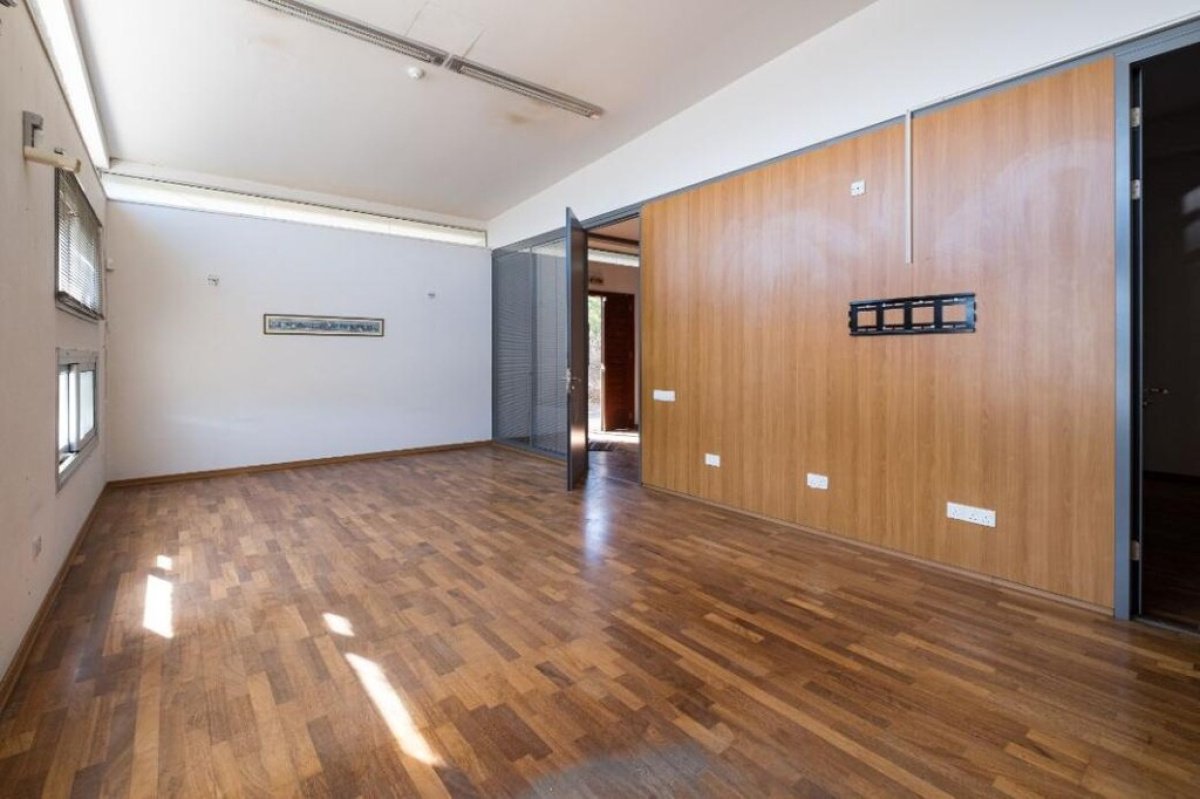 2675m2 Propriété commerciale à Nicosia, Chypre No. 37983