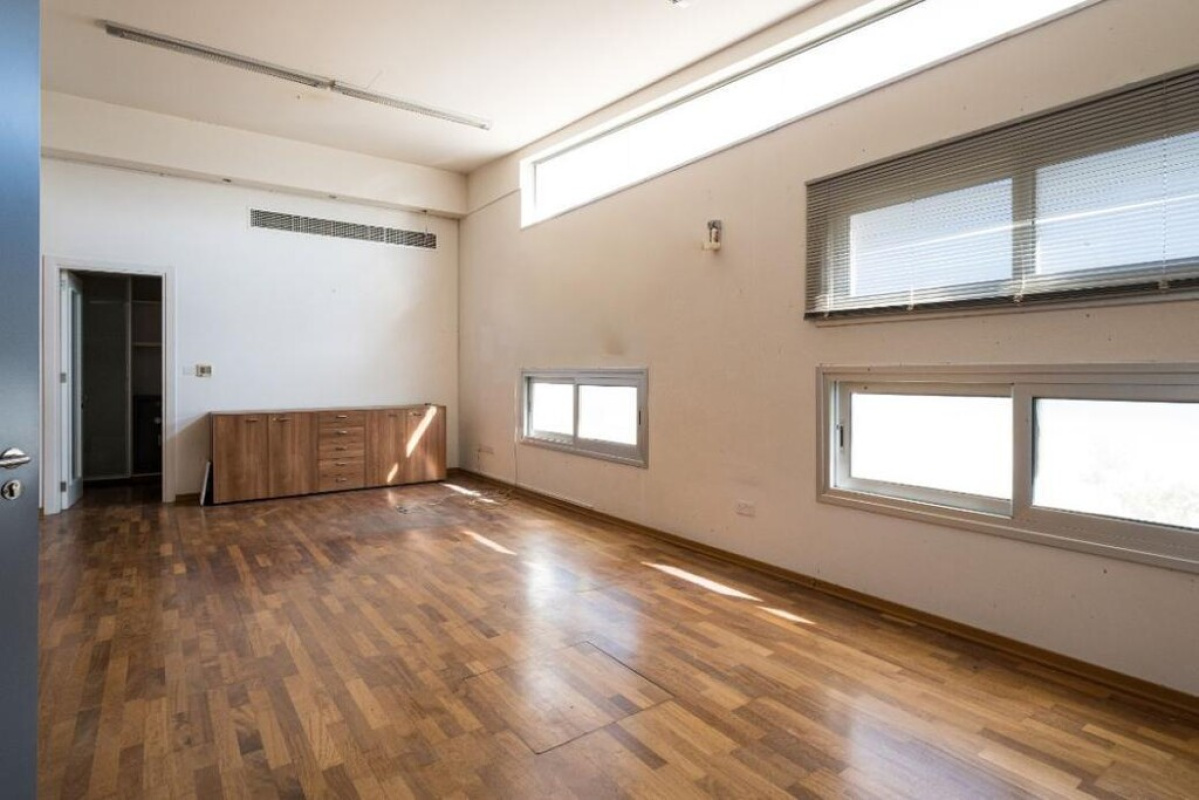 2675m2 Propriété commerciale à Nicosia, Chypre No. 37983