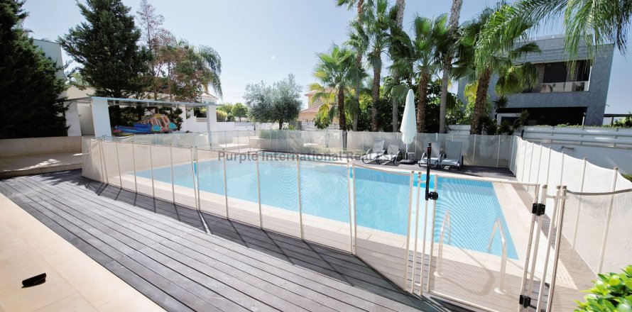 5 bedrooms Villa in Agios Tychonas, Limassol,  No. 35317