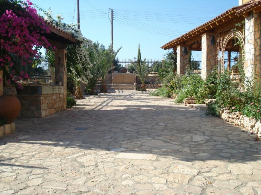 5 bedrooms Villa in Limassol, Cyprus No. 38379