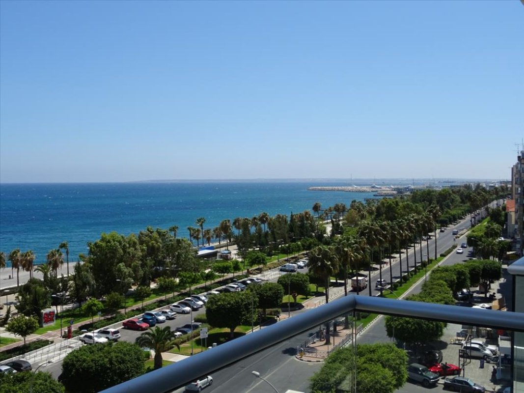 4 bedrooms Apartment in Nicosia, Cyprus No. 38382