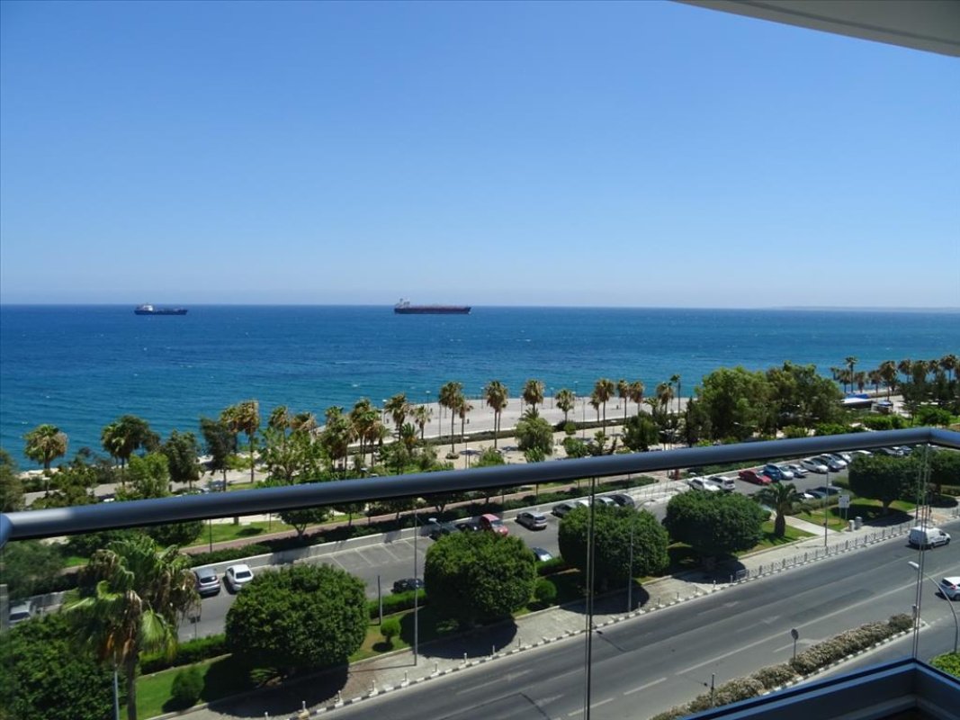 4 bedrooms Apartment in Nicosia, Cyprus No. 38382