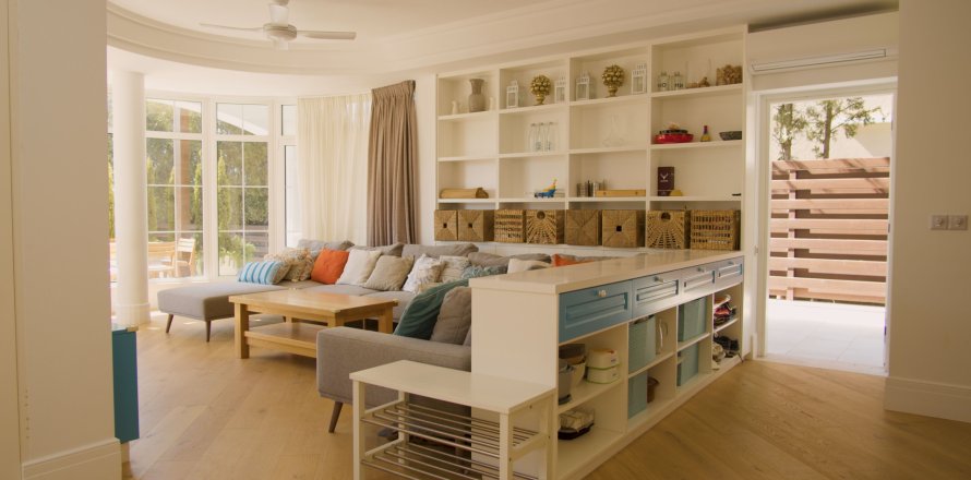 5 bedrooms Villa in Limassol,  No. 49396