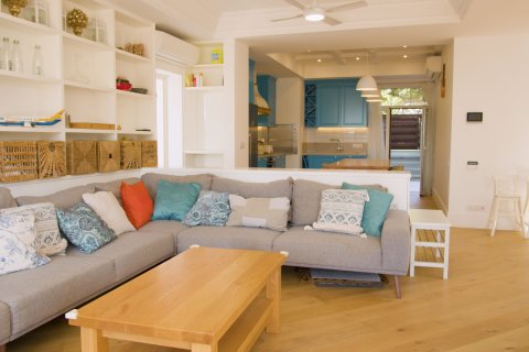 5 bedrooms Villa in Limassol,  No. 49396 2