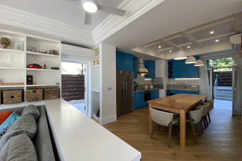 5 bedrooms Villa in Limassol,  No. 49396 9