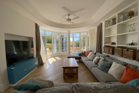 5 bedrooms Villa in Limassol,  No. 49396 8