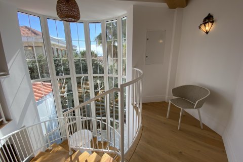 5 bedrooms Villa in Limassol,  No. 49396 22