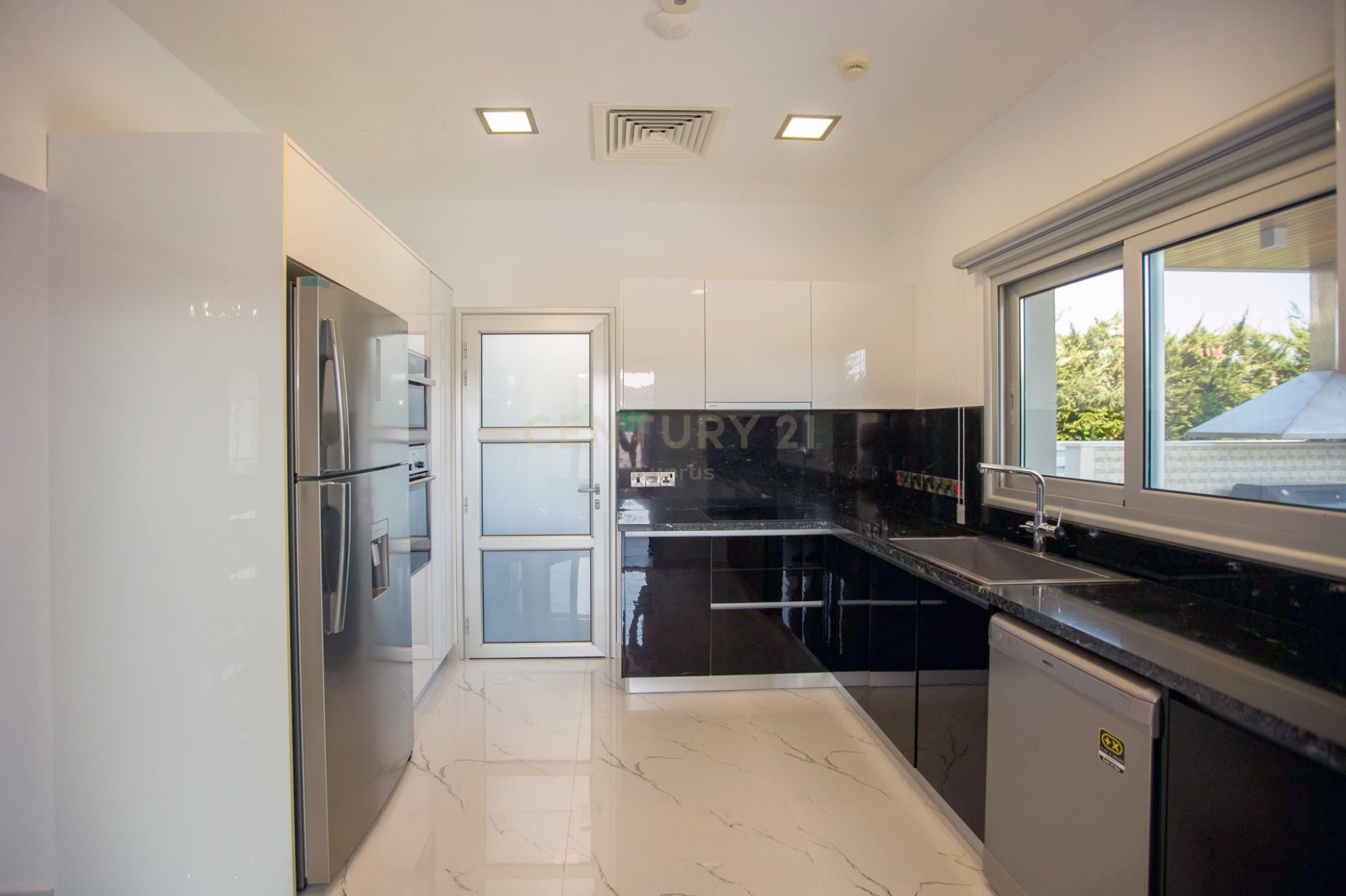 4 bedrooms Villa in Agios Tychonas, Limassol, Cyprus No. 55243
