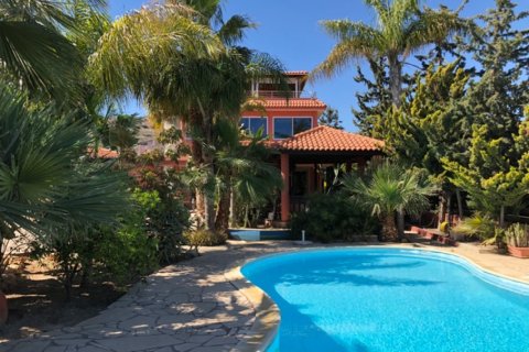 4 bedrooms Villa in Limassol,  No. 38352