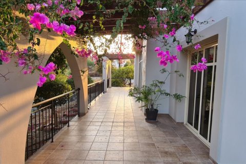 4 bedrooms Villa in Limassol, No. 38675