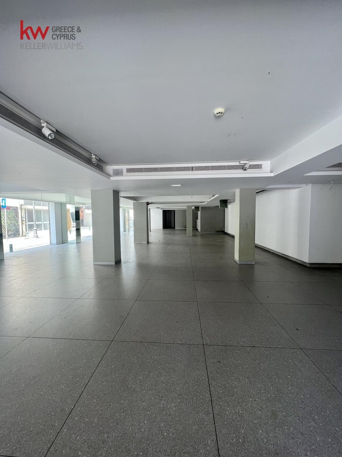 650m2 Tienda en Larnaca, Larnaka, Chipre No. 40338