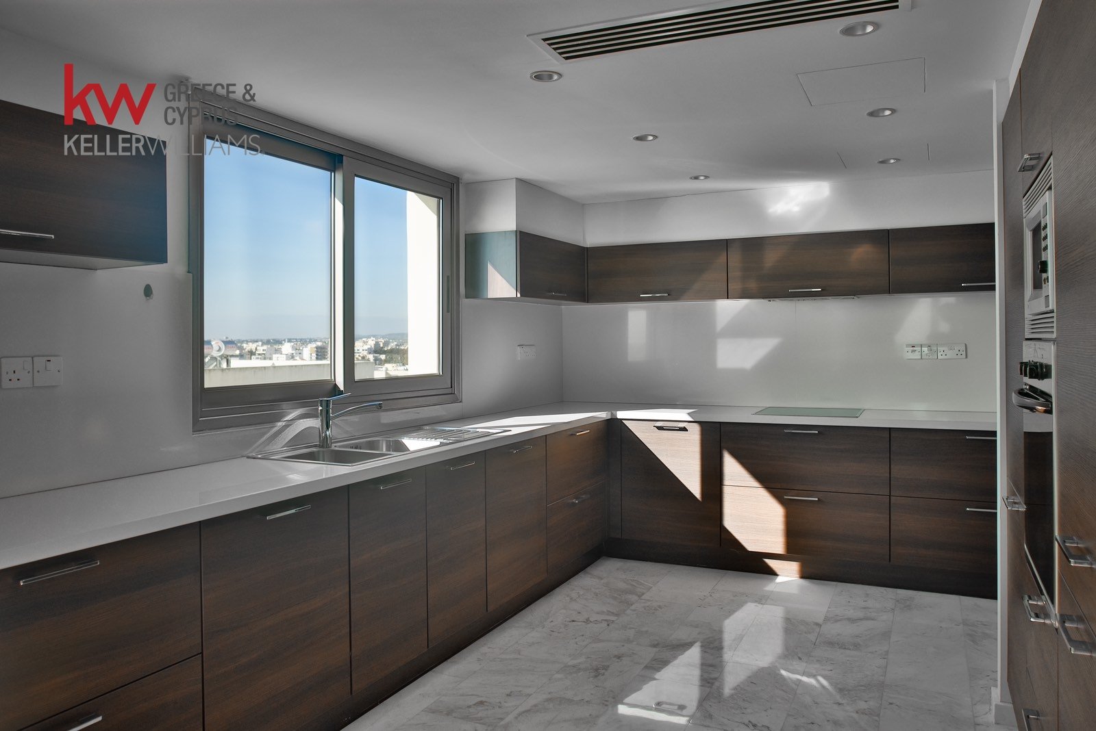 3 bedrooms Apartment in Larnaca, Larnaka, Cyprus No. 40337