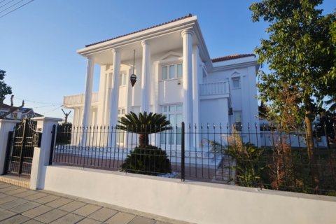 5 bedrooms Townhouse in Larnaka,  No. 40126