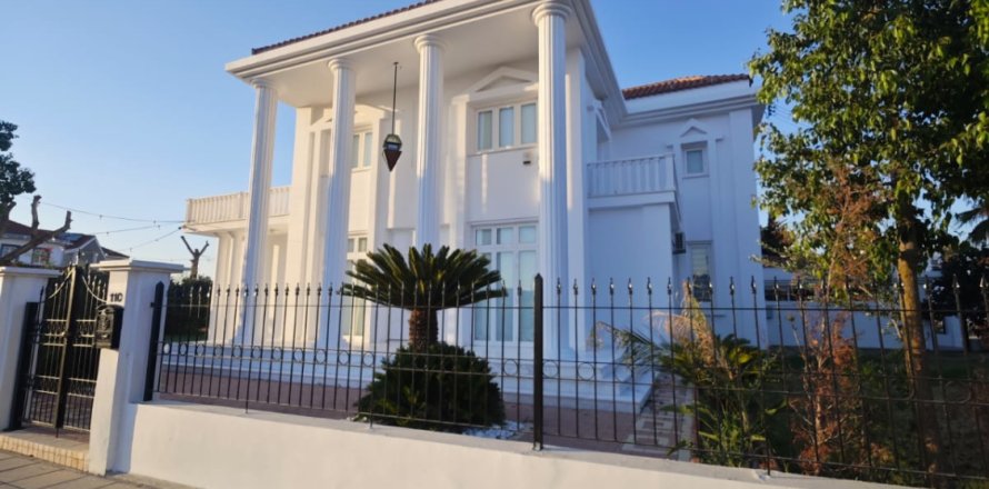 5 bedrooms Townhouse in Larnaka,  No. 40126