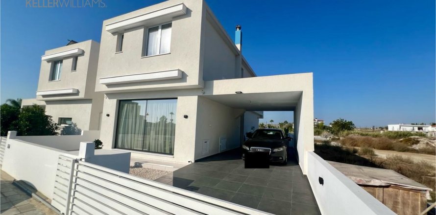 3 bedrooms Townhouse in Larnaka,  No. 40575